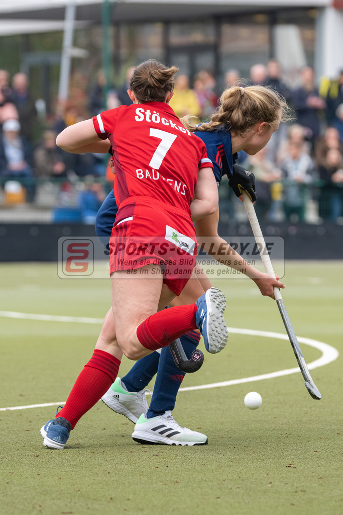 HK_20230416_106997 | 1. Bundesliga Damen Düsseldorfer HC - Rot-Weiss Köln am 16.4.2023 DHC Düsseldorf, Düsseldorf , Lea Stöckel ( Rot-Weiss Köln #7 ) , Lisa Nolte ( Düsseldorfer HC #17 )
