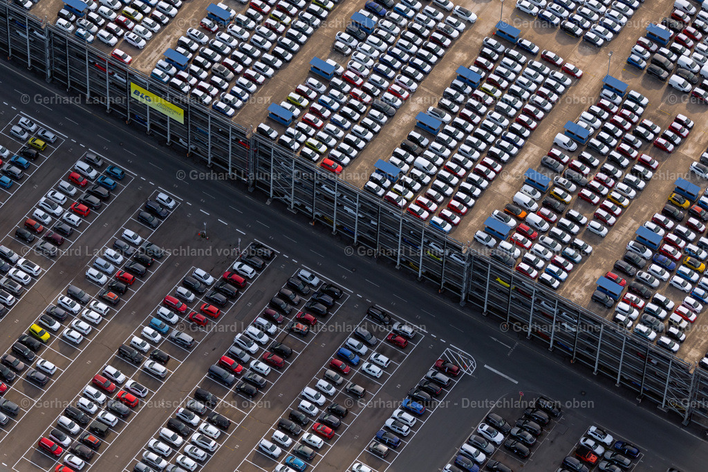 4030598 | BREMERHAVEN 01.06.2020 Parkplatz und Abstellfläche für Automobile - PKW am Überseehafen in Bremerhaven im Bundesland Bremen, Deutschland. // Parking and storage space for automobiles on Ueberseehafen in Bremerhaven in the state Bremen, Germany. Foto: Gerhard Launer