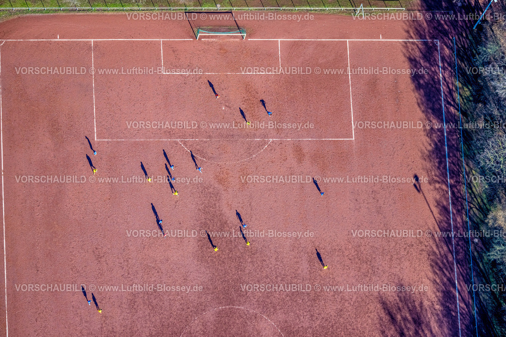 Gelsenkirchen230211419 | Luftbild, Sportanlage Trinenkamp, Sportplatz Ascheplatz und Fußballspieler mit Schatten, Bismarck, Gelsenkirchen, Ruhrgebiet, Nordrhein-Westfalen, Deutschland