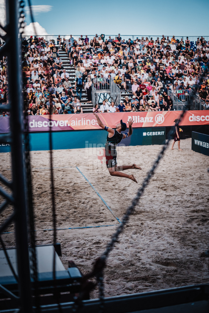Beachvolleyball | Männer | Deutsche Meisterschaften 2025 Timmendorfer Strand | 05.09.2025 | Tilo Rietschel beim Aufschlag