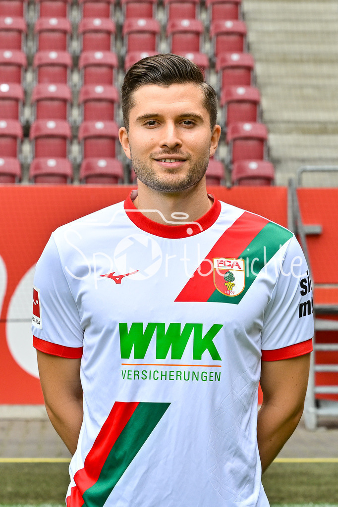 FC Augsburg 2025/26 | Elvis REXHBECAJ / Einzelfoto / Freisteller / Media Day FC Augsburg: WWK-Arena am 06.08.2025