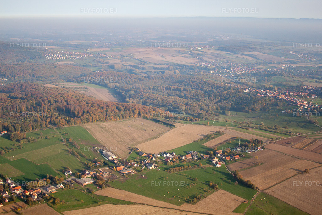 Vue aérienne: Vue de la ville à Nehwiller-près-Wœrth dans le département Bas Rhin, France. Photo: IMG_54133.jpg prise le 21/10/2012 par Werner Riehm/FLY-FOTO.eu – Résolution de l'original: 4752 x 3168 px
