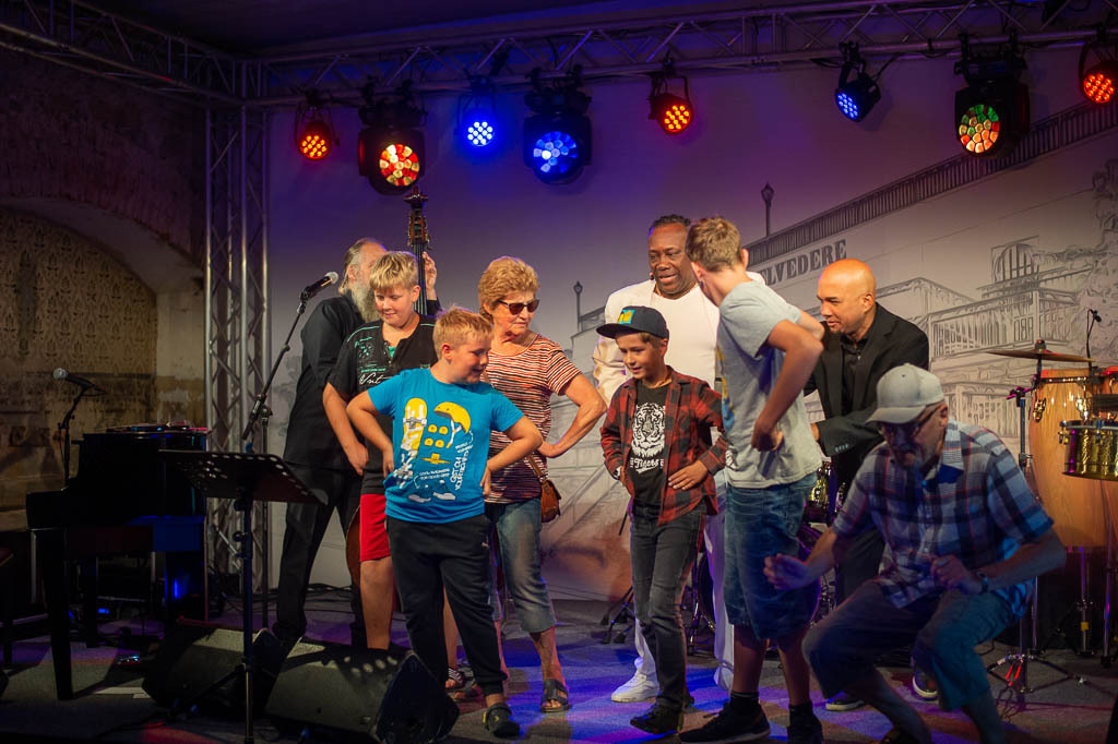 Summ Summ Salsa | Kinderkonzert Summ Summ Salsa mit Klazz Brothers & Cuba Percussion im Forte Belvedere Leisnig zum Festival Hallo Leisnig 2022. - Realisiert mit Pictrs.com