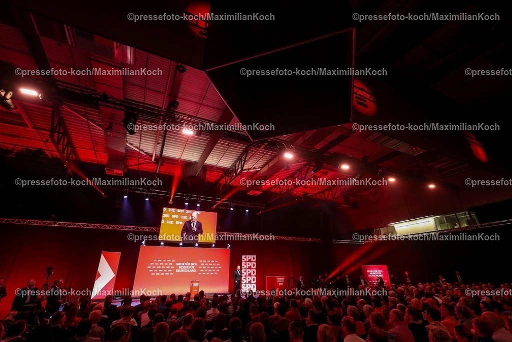 SPD21022502199 | 21.02.2025, Wahlkampfveranstaltung SPD,  Abschlusskundgebung der Sozialdemokratische Partei Deutschlands vor den Bundestagswahlen, Westfalenhalle Dortmund. Im Bild: Feature Innenansicht Übersicht bei der Rede von Olaf Scholz Übersichtsbild Zuschauer Besucher Publikum
