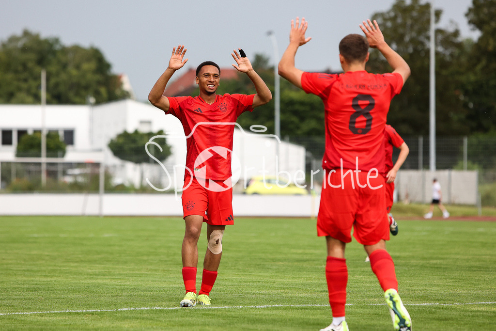 SSV Dillingen - FC Bayern Amateure | Die Bayern jubeln ueber einen Treffer beim Testspielerfolg in Dillingen / Vincent MANUBA (FCB #2) / Robert EDWARD DEZIEL JR.