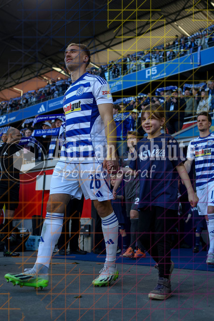 07.04.2026, GER, Fussball, Herren, 3. Liga, Saison 2025/2026, MSV Duisburg - VfL Osnabrück | Florian Krüger (MSV Duisburg) läuft ein mit Kind 
