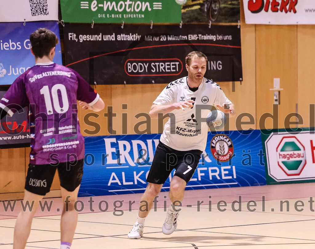 2025-02-15_012_SpVgg_Altenerding_gegen_SVW_Burghausen | Erding, Deutschland, 15.02.2025:Handball, Bezirksoberliga Männer 2024 / 2025, 16. Spieltag, SpVgg Altenerding gegen SVW Burghausen, Endergebnis: 32:31Tim Steininger (SpVgg Altenerding, #10), Martin Gizler (SVW Burghausen, #7)Foto: Christian Riedel / fotografie-riedel.net