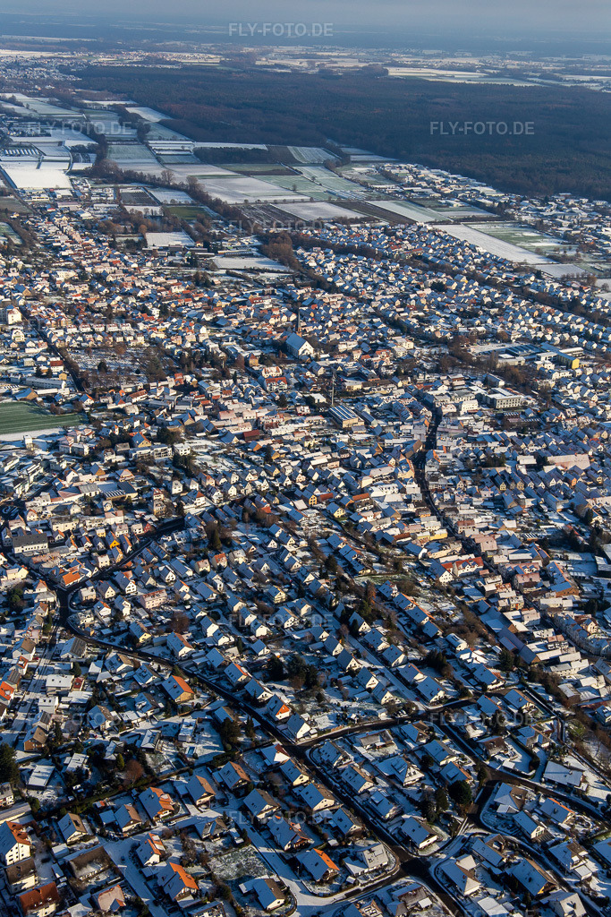 Luftbild: Ortsansicht von Nordwesten im Winter bei Schnee in Herxheim bei Landau im Bundesland Rheinland-Pfalz in Deutschland. Foto: IMG_135544.jpg vom 16.12.2022 durch Werner Riehm/FLY-FOTO.de
