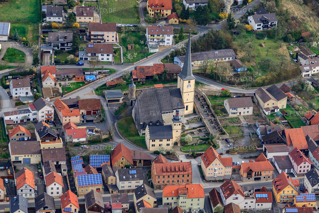 Luftbild: St. Jakobus Major in Hollstadt im Bundesland Bayern in Deutschland. – Foto: IMG_63978.jpg vom 04.04.2014 durch Werner Riehm/FLY-FOTO.de – Auflösung des Originals: 4752 x 3168 px – Menüpunkt öffnen/schließen