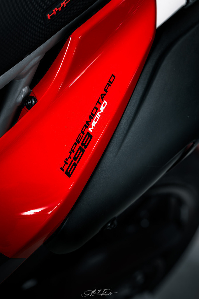 Hypermotard 698 Mono | Entdecken Sie die faszinierende Welt von Alexander Tschuncky Arts: Kreative Fotografie, atemberaubende Automobilkunst und hochwertiger Bilderdruck. Lassen Sie sich inspirieren! - Realisiert mit Pictrs.com
