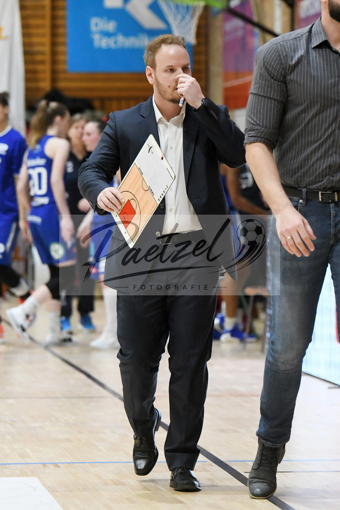 20200126_PANHAL_0052 | Basketball, Frauen: Trainer Mario Zurkowski (GiroLive-Panthers Osnabrück) schaut beim Spiel der Toyota DBBL zwischen GiroLive-Panthers Osnabrück vs. GISA LIONS SV Halle am 26.01.2020 im Panthers Dome in Osnabrück, Deutschland.(Foto von Nico Paetzel) - Realisiert mit Pictrs.com