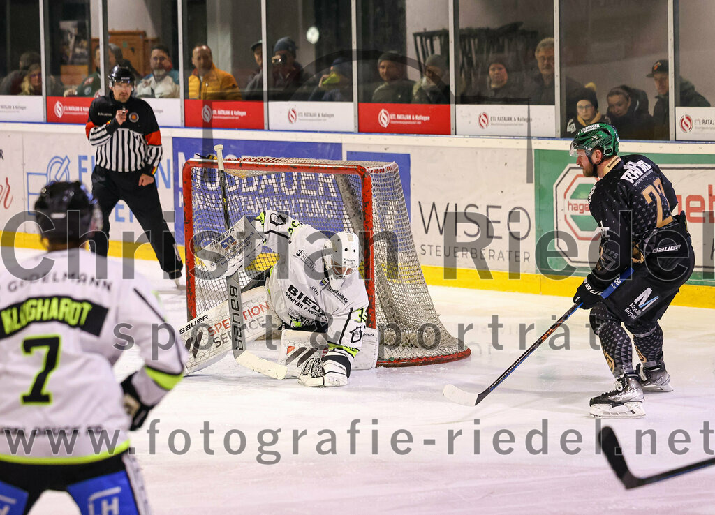 2024-03-01_042_TSV_Erding_gegen_ERSC_Amberg | Erding, Deutschland, 01.03.2024:
Eishockey, Bayernliga Playoffs 2023 / 2024, 5. Spieltag, TSV Erding gegen ERSC Amberg, Endergebnis: 9:0

Torwart Janik Engler (ERSC Amberg, #30), Mark Waldhausen (Erding Gladiators, #27)

Foto: Christian Riedel / fotografie-riedel.net