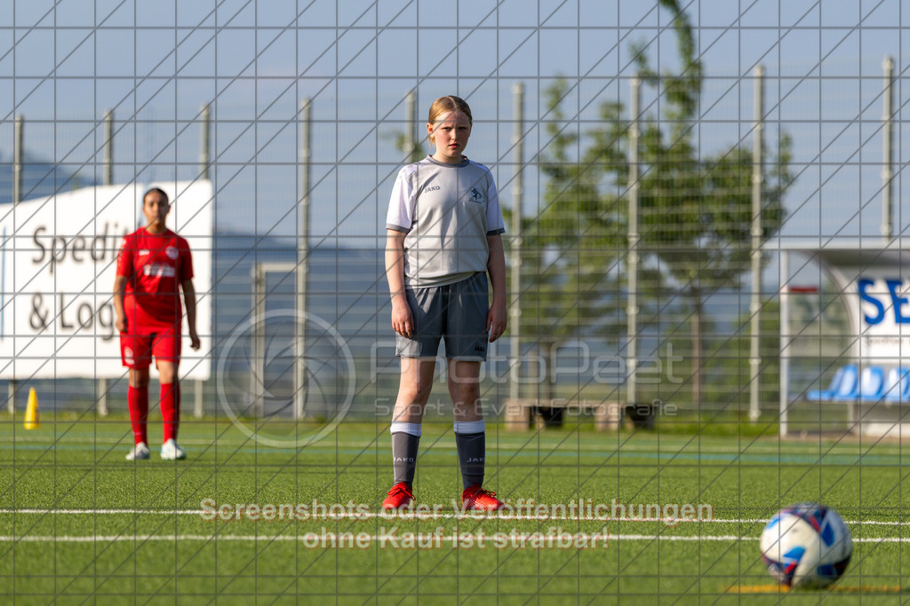 20260508_183850_0118_(c)_by_PhotoPeet | #,TSV Eschenbach (hell) vs. TSV Weilheim (rot), Fußball, C-Juniorinnen Kreisstaffel 2, Bezirk Neckar/Fils, 07.Spieltag,  Saison 2025/2026, Kunstrasenplatz, Schlater Straße, 73107 Eschenbach, 08.05.2026 - 18:30 Uhr,Foto: PhotoPeet / Sport- &amp; Eventfotografie / Peter Harich