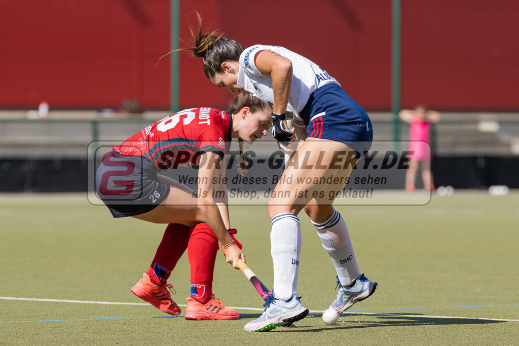 HK_20220903_109601 | 1. Bundesliga Damen Düsseldorfer HC - Berliner HC am 3.9.2022 DHC Düsseldorf, Düsseldorf , Agustina Albertarrio ( Düsseldorfer HC #9 ) , Sophie Hildebrand ( Berliner HC #26 )