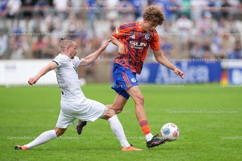 xYDR20072501029 | 20.07.2025, xydrx, Fußball, Rot Weiss Ahlen - FC Schalke 04, Testspiel, Wersestadion: Kevin Freiberger (Rot Weiss Ahlen #19) im Zweikampf gegen Mika Karim Khadr (FC Schalke 04 #45)