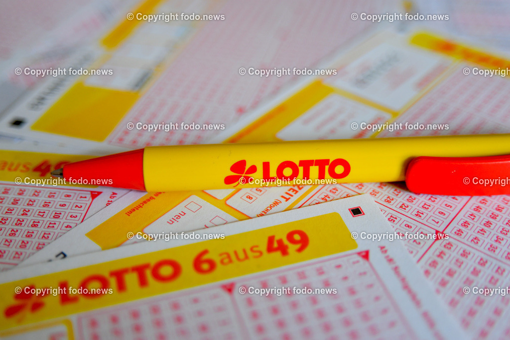 Lotto_ Lotterie_ 15.04.2025-3 | 15.04.2025, Deutschland, GER, Baden-Wuerttemberg im Bild Lotto, Lotterie, Lottoschein, Logo, 6 aus 49, Zahlenspiel, ankreuzen, Kugelschreiber, Stift, Zahlen, Kaestchen,  Gewinn, Gewinnzahlen, Einsatz, Ziehung, Jackpot, Themenbild, Feature, Symbolbild