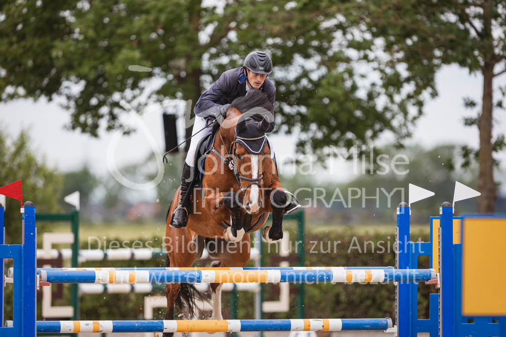 240614_Lemwerder_M2-Springen-461 | Deine schönsten Turniermomente als professionelle Fotos! Entdecke hochwertige Pferdesport-Fotografie im Online-Shop. Jetzt Fotos finden & bestellen!