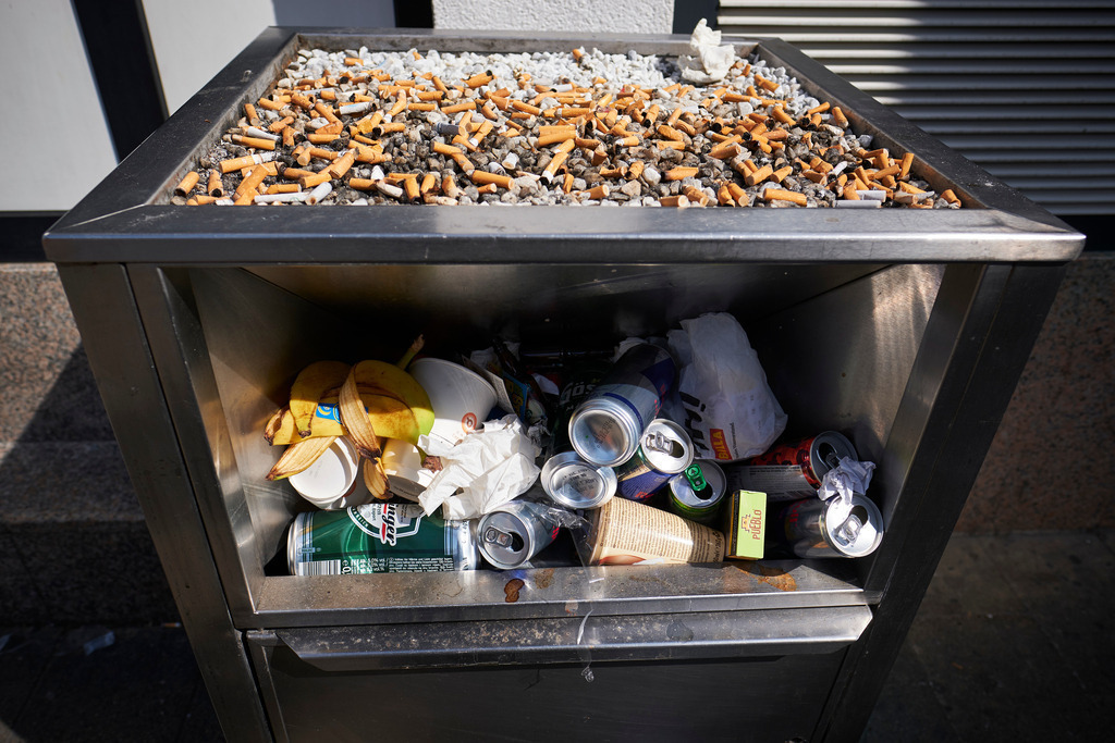 Mülleimer mit Zigarettenstummel und Aludosen | Wien, Austria - March 27, 2020: Mülleimer mit Zigarettenstummel und Aludosen. - Realisiert mit Pictrs.com