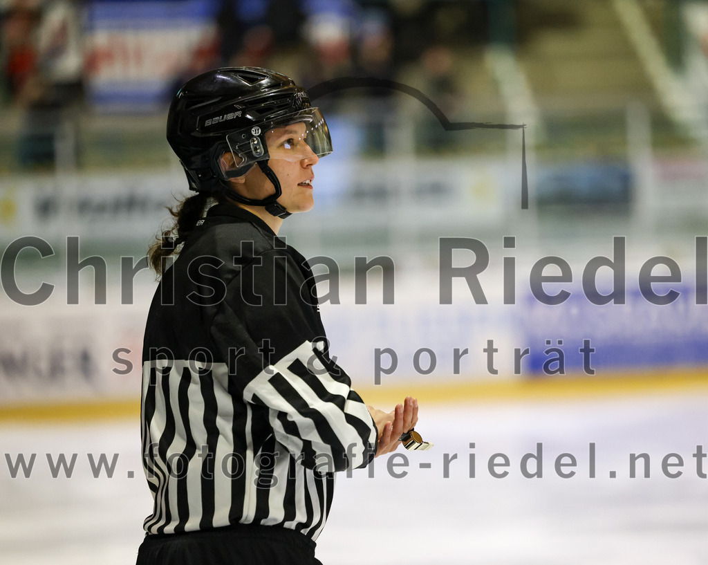 2023-03-03_015_TSV_Erding_gegen_ESC_Kempten | Erding, Deutschland, 03.03.2023:
Eishockey, Bayernliga Playoffs 2022 / 2023, Viertelfinale, TSV Erding gegen ESC Kempten, Endergebnis: 9:3

Schiedsrichterin Lara Fischer

Foto: Christian Riedel / fotografie-riedel.net