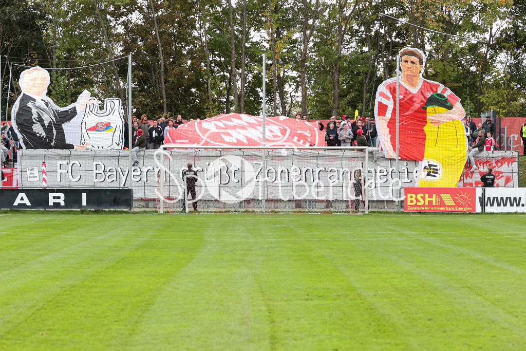 TSV Aubstadt - FC Bayern Amateure | Die Amateure Fans zeigen eine Choreo zu Beginn der Partie in Aubstadt / Pyro