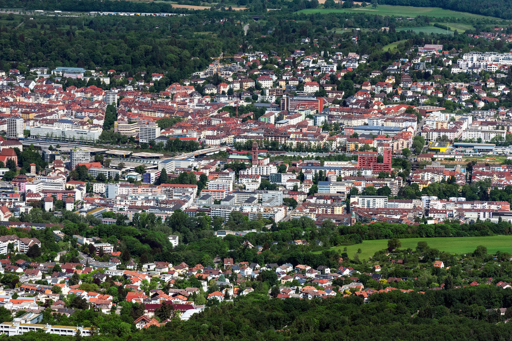 dr__0096916.jpg | PFORZHEIM 19.05.2022 Stadtgebiet mit Außenbezirken und Innenstadtbereich in Pforzheim im Bundesland Baden-Württemberg, Deutschland. // City area with outside districts and inner city area in Pforzheim in the state Baden-Wuerttemberg, Germany. Foto: Daniel Reiter