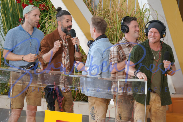 060823Ho4448 | voXXclub - Immer wieder sonntags


Die 10. Staffel der beliebten Sonntags Fernseh Show war von viel Regen begleitet. Ein Musikmix sorgte fuer Unterhaltung. 

Deutschland, Rust, Europapark Wasserwelt Rulantika, 06.08.2023