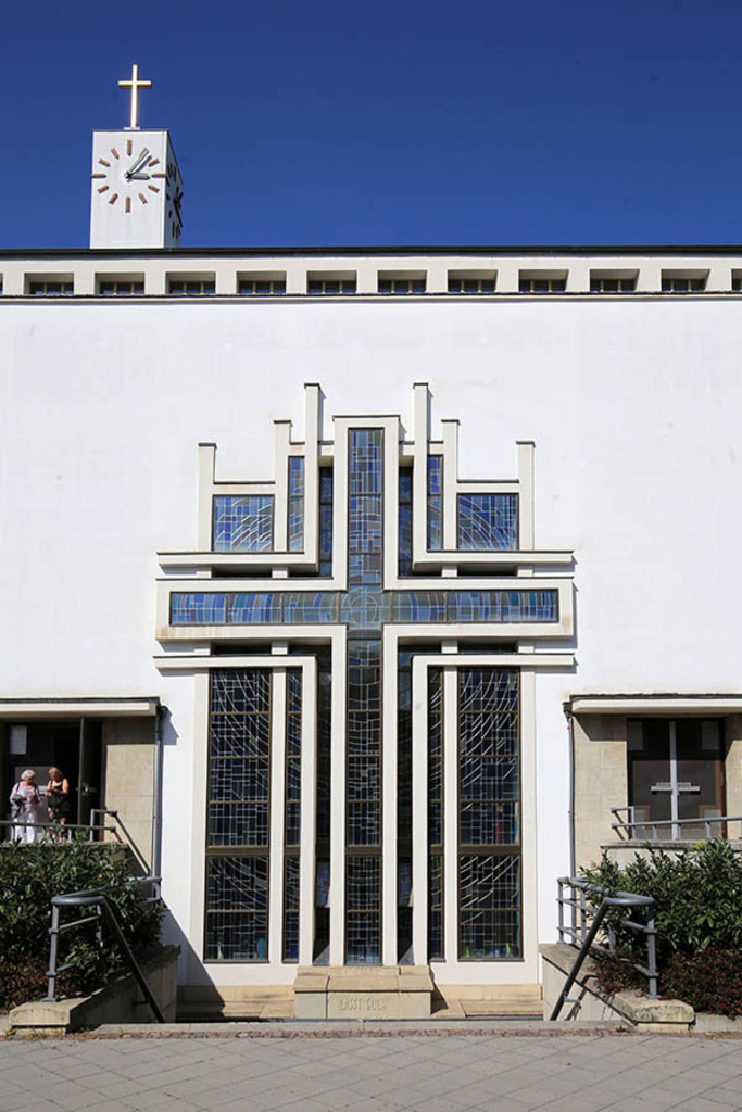 Versöhnungskirche | Entdecke über 20 Kategorien Leipzig-Motive: Foto-Downloads, hochwertige Poster, Leinwand- & Fine-Art-Prints. Jetzt Lieblingsfoto im Bildlexikon Leipzig Shop bestellen!