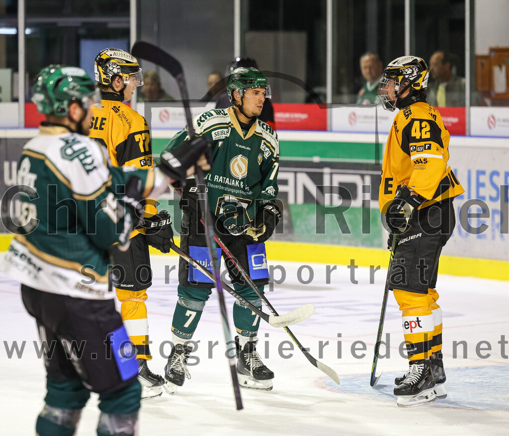 2025-08-22_064_TSV_Erding_gegen_EV_Fuessen | Erding, Deutschland, 22.08.2025:Eishockey, Oberliga Süd 2025 / 2026, Testspiel, TSV Erding gegen EV Füssen, Endergebnis: 1:4Aaron-Pelle Besle (EV Füssen, #77), Louis Trattner (Erding Gladiators, #7), Moritz Nerb (EV Füssen, #42)Foto: Christian Riedel / fotografie-riedel.net