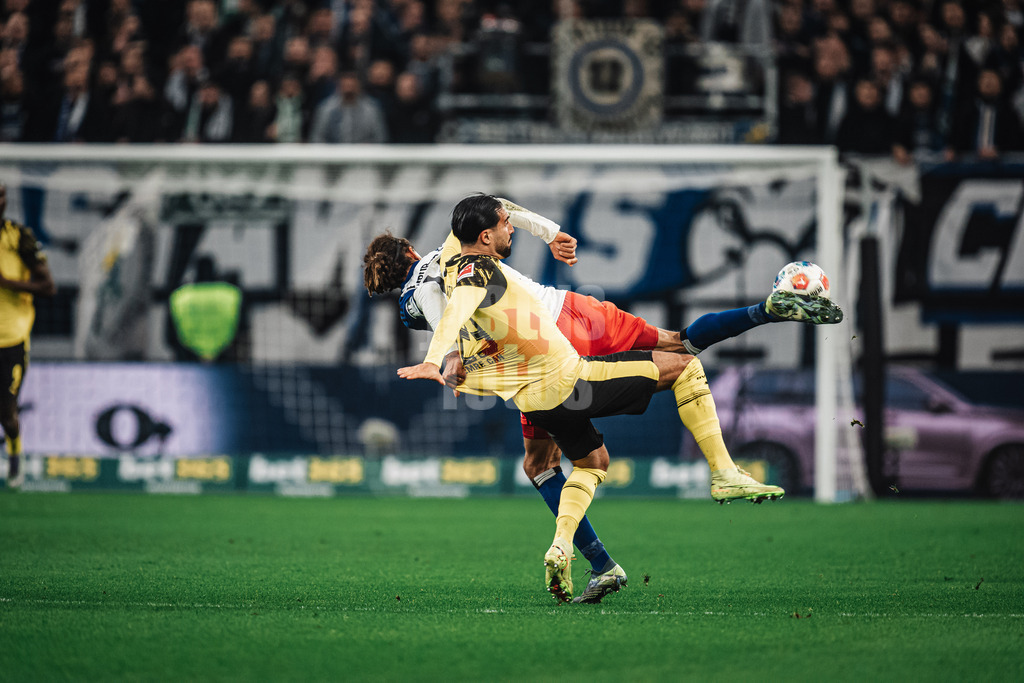 Fußball | Männer | Saison 2025/2026 | 1. Fußball-Bundesliga | 10. Spieltag | Hamburger SV vs. Borussia Dortmund | 08.11.2025 | v.l. Yussuf Poulsen (#15, HSV) gegen Emre Can (#23, Borussia Dortmund)