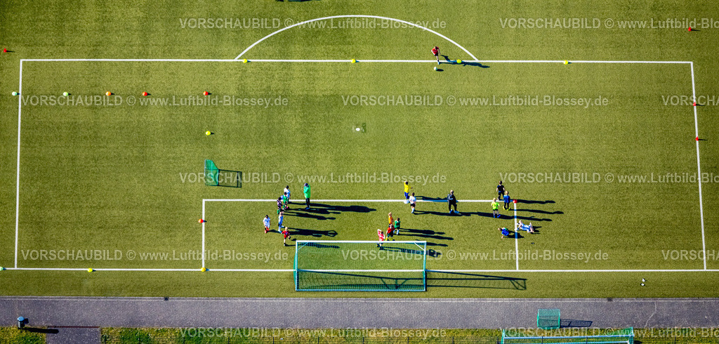 Selm250404894 | Luftbild, Strafraum Trainingsspiel im Sparkassen Arena Fußballstadion, Selm, Münsterland, Nordrhein-Westfalen, Deutschland