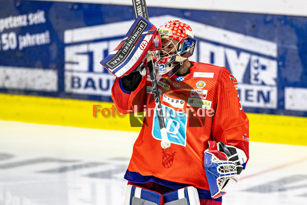 EC Peiting vs Heilbronner Falken | Eishockey Oberliga Süd 2023/2024, EC Peiting vs Heilbronner Falken,
Andreas MAGG (ECP Goali 32) setzt seine Maske auf,
2023-10-06 in Peiting (Eisstadion)
32 Andreas MAGG (ECP Goali 32)
Copyright: WolfgangxLindner foto-lindner.de