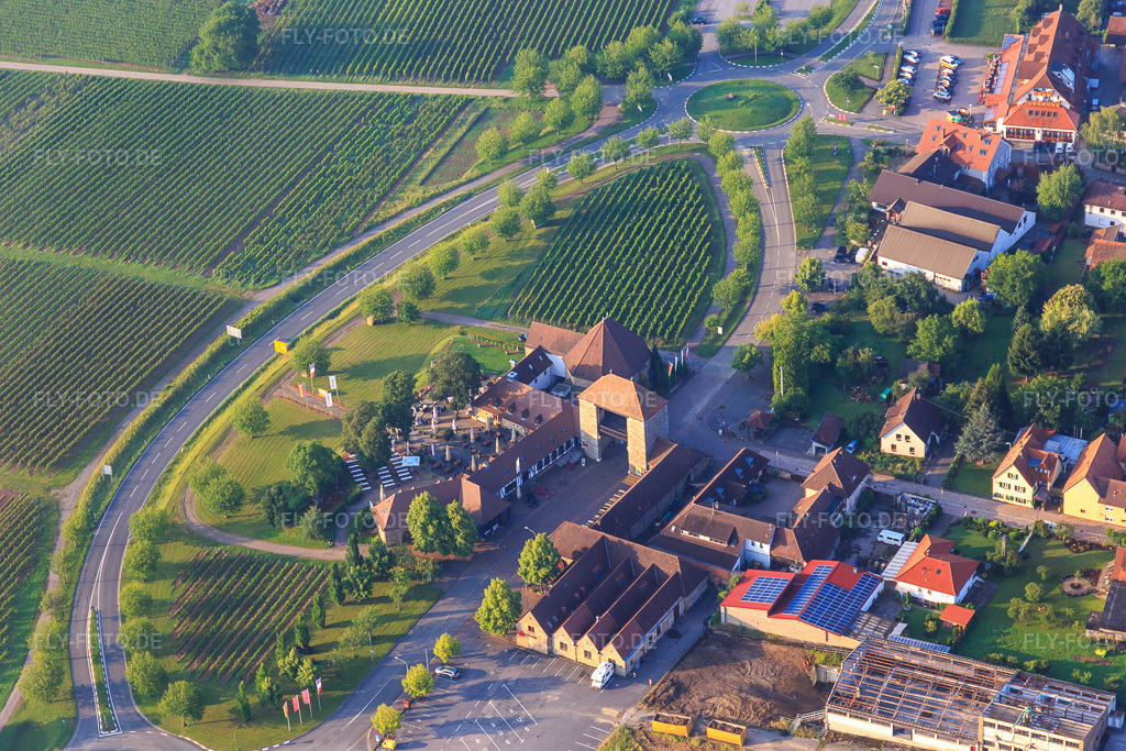 Luftbild: Weinstraße mit Deutsches Weintor in Schweighofen im Bundesland Rheinland-Pfalz in Deutschland. Foto: IMG_107838.jpg vom 10.06.2018 durch Werner Riehm/FLY-FOTO.deDEUTSCHES-WEINTOR-RESTAURANT.DE