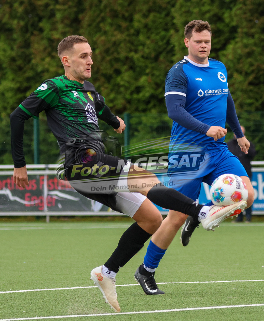 SC Enger - TuS Hücker-Aschen | Auf dem Bild zu sehen: schwarz SC Enger: Brian Rhys Davies ; blau TuS Hücker-Aschen: Marc Ebmeyer SC Enger, TuS Hücker-Aschen, Saison 26/27, Kreisliga A, Enger, Deutschland - Realisiert mit Pictrs.com
