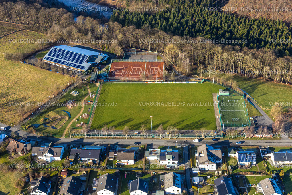 Meschede260104348 | Luftbild, Fußballstadion Sportplatz Eversberg, Wacholderheide Tennisplätze und Tennishalle TC Eversberg, Spielplatz Alte Landstraße, Eversberg, Meschede, Sauerland, Nordrhein-Westfalen, Deutschland