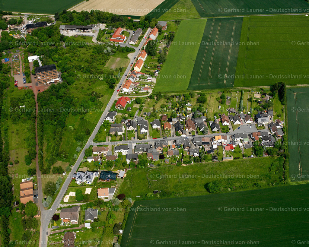2638082 | OTHFRESEN 09.06.2006 Landwirtschaftliche Nutzflächen und Feldgrenzen  umsäumen das Siedlungsgebiet des Dorfes in Othfresen im Bundesland Niedersachsen, Deutschland // Agricultural land and field boundaries surround the settlement area of the village  in Othfresen in the state Lower Saxony, Germany Foto: Gerhard Launer