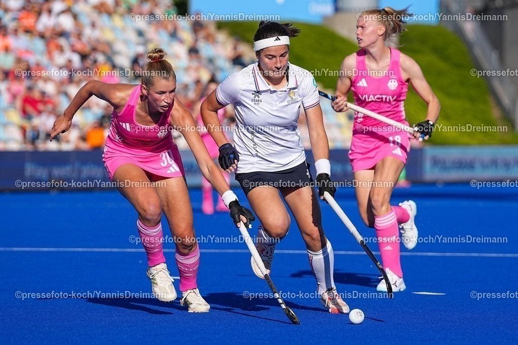 xydrx09082504041 | 09.08.2025, xydrx, Frauen EuroHockey Championship 2025, Gruppenphase, Gruppe a, Deutschland - Frankreich, Sparkassenpark Mönchengladbach: Hanna Granitzki (GER #30) im Zweikampf gegen Paola Le Nindre (FRA #7)