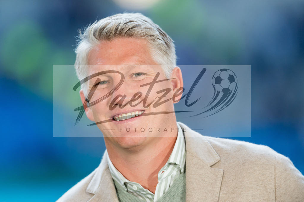 HSVSCF20220419_245 | Fussball, Herren: Bastian Schweinsteiger schaut beim DFB-Pokal-Halbfinalspiel zwischen Hamburger SV und SC Freiburg im Volksparkstadion am 19.04.2022 in Hamburg, Deutschland.DFB / DFL REGULATIONS PROHIBIT ANY USE OF PHOTOGRAPHS AS IMAGE SEQUENCES AND/OR QUASI-VIDEO. - Realisiert mit Pictrs.com