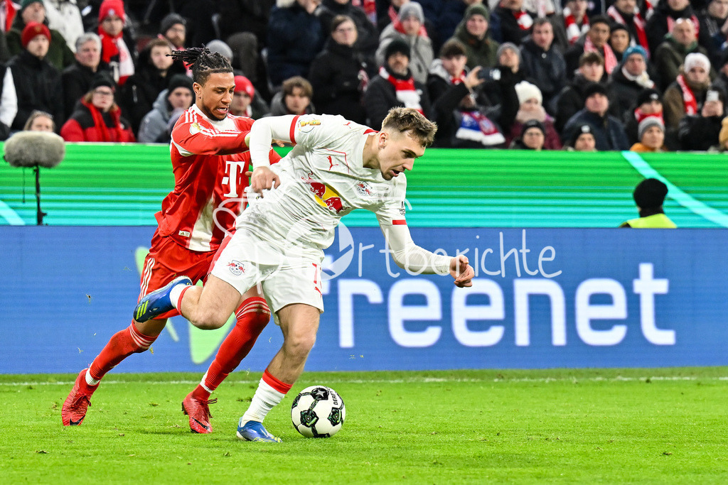 FC Bayern München - RB Leipzig | MUNICH, GERMANY - 11. FEBRUARY: im Duell Michael OLISE (FC Bayern Munich 17) und Brajan GRUDA (RB Leipzig 10) während dem Spiel zwischen dem FC Bayern München und RB Leipzig beim Viertelfinale des DFB-Pokales in der Allianz Arena