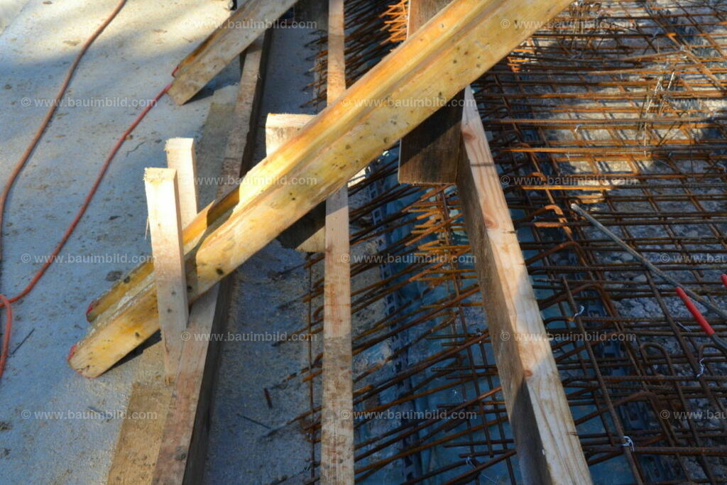 bib-lg04-betonarbeiten-0462 | Nach LV-Leistungsgruppen sortierte Detailfotos über den Bau eines Hauses. Alle Hausbau-Bilder direkt vom Urheber und Autor der Website Haus-Selber-Bauen.com