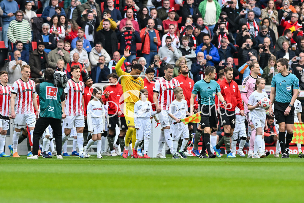SC Freiburg - FC Bayern München | FREIBURG, GERMANY - 04. APRIL: im Bild der Einlauf der beiden Mannschaften vor dem Bundesligamatch zwischen dem SC Freiburg und dem FC Bayern München am 28. Spieltag im Europa-Park Stadion / DFL REGULATIONS PROHIBIT ANY USE OF PHOTOGRAPHS AS IMAGE SEQUENCES AND/OR QUASI-VIDEO