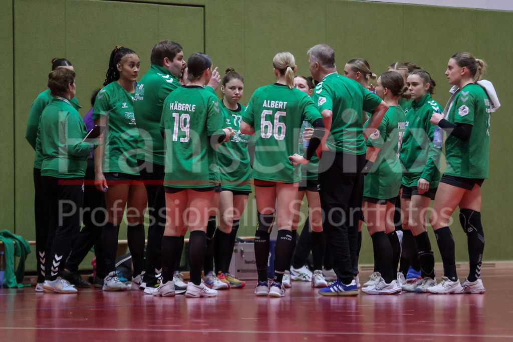 Handball, 2. Bundesliga Frauen, SV Werder Bremen - 1. FSV Mainz 05 | v.li.: Spielerinnen des SV Werder Bremen während einer Auszeit, time-out