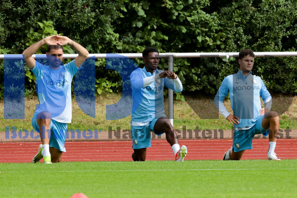 1. Fussball Bundesliga:  Trainingsauftakt VfL Bochum 1848 {date} -  | {headline}(Foto: Sebastian Sendlak / BOND)DFL regulations prohibit any use of photographs as image sequences and/or quasi-videos. - Realisiert mit Pictrs.com