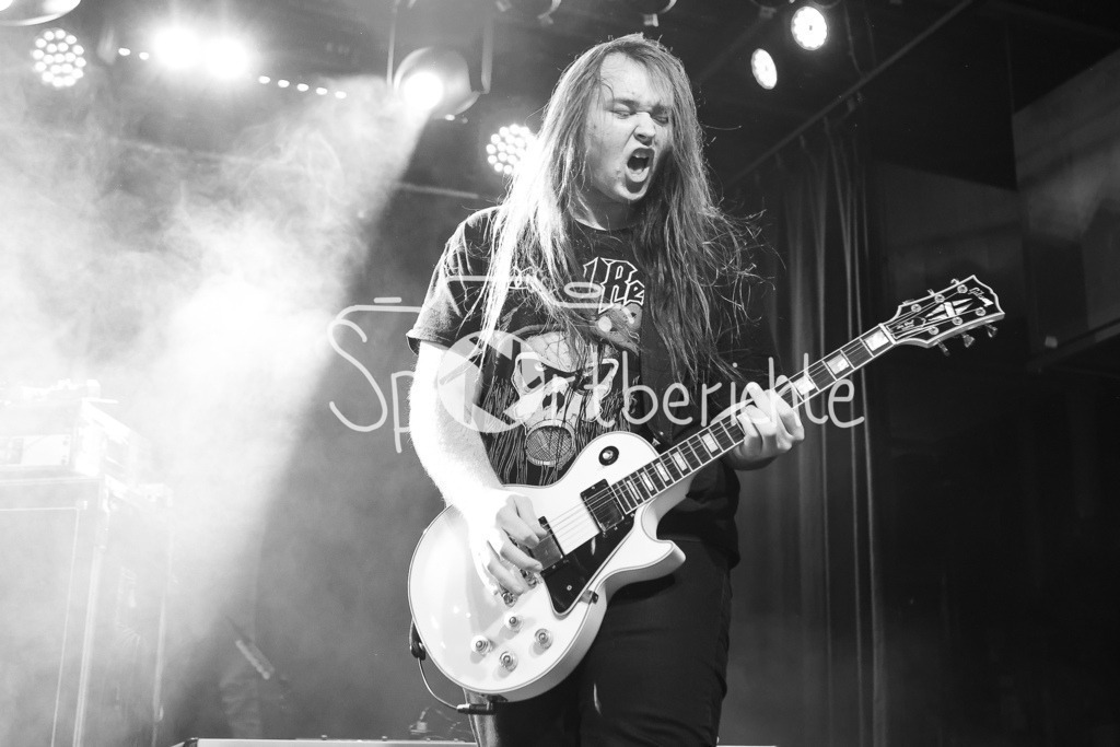 Night Of The Living Trash  | Sacred Reich Gitarrist Joey Radziwill in Aktion beim Auftritt im Backstage Werk in Muenchen