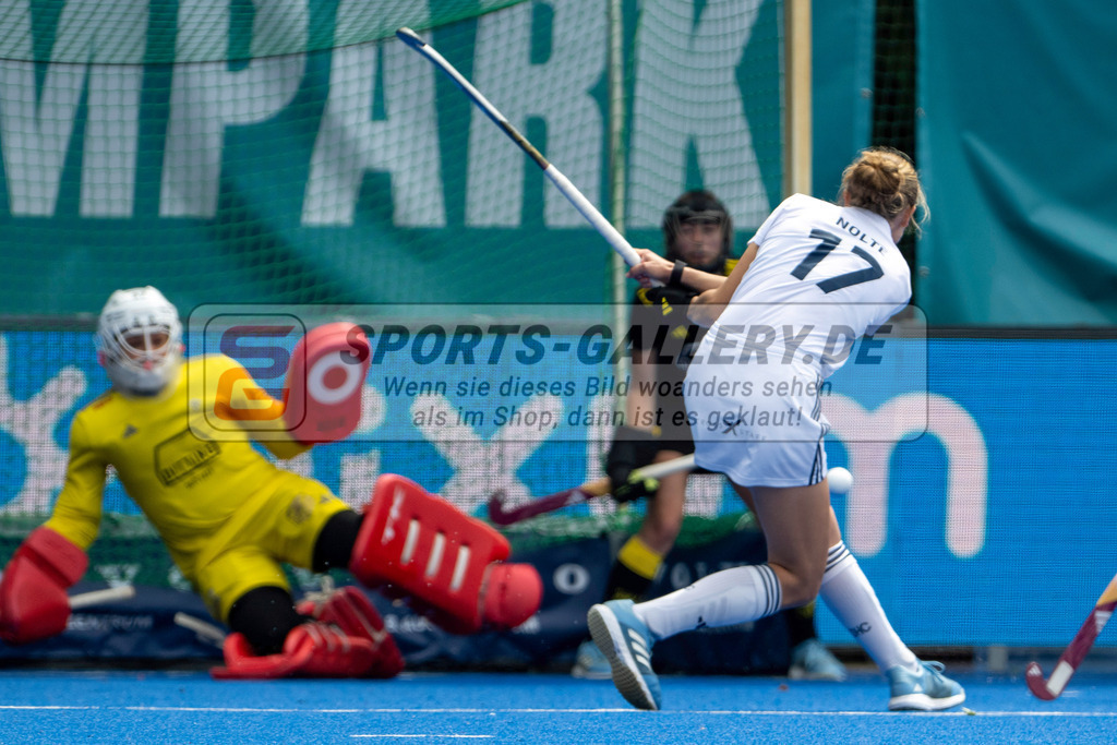Final4_20250601-1153-Z09_4056 | Krefeld, Deutschland, 01.06.2025:  Feldhockey Final4 2025 – „Deutsche Feldhockey-Meisterschaften 2025“ Harvestehuder HTC - Düsseldorfer HC (Finale Damen) im Gerd-Wellen-Hockeyanlage am 01.06.2025 in Krefeld, Deutschland. (Foto von Kramhöller/Fehrmann/Kaste)Krefeld, Germany, 01.06.2025: Feldhockey Final4 2025 – „Deutsche Feldhockey-Meisterschaften 2025“ Harvestehuder HTC - Düsseldorfer HC (Finale Damen) in Gerd-Wellen-Hockeyanlage at 01.06.2025 in Krefeld, Deutschland. (Foto from Kramhöller/Fehrmann/Kaste)