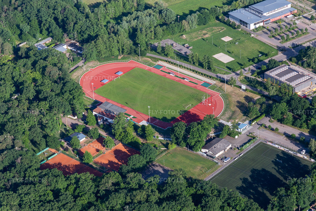 Luftbild: renoviertes Bienwaldstadion in Kandel im Bundesland Rheinland-Pfalz in Deutschland. Foto: IMG_132260.jpg vom 28.05.2022 durch Werner Riehm/FLY-FOTO.deSV Kandel
