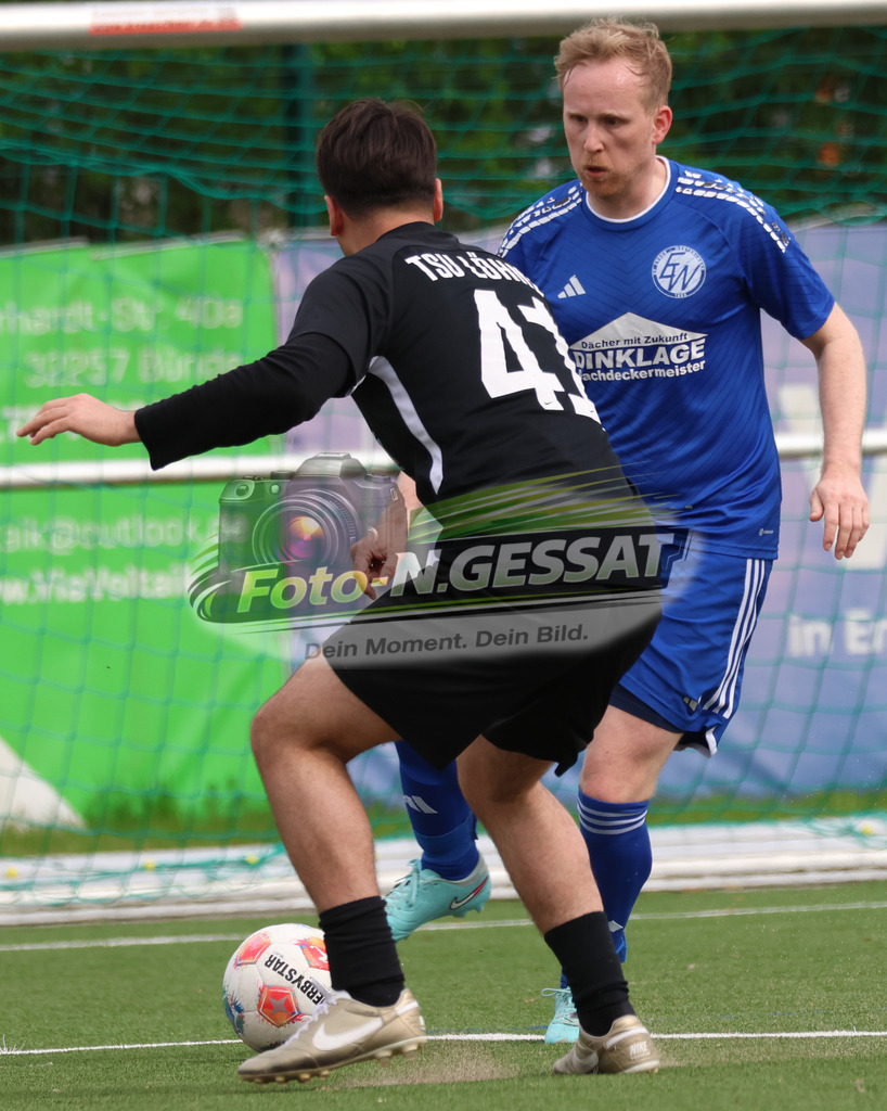 SV Enger-Westerenger - TSV Löhne | Auf dem Bild zu sehen: blau SV Enger-Westerenger: Henrik Jablonowski ; schwarz TSV Löhne: Yusuf Yagiz SV Enger-Westerenger, TSV Löhne, Saison 25/26, Kreisliga A, Enger, Deutschland - Realisiert mit Pictrs.com