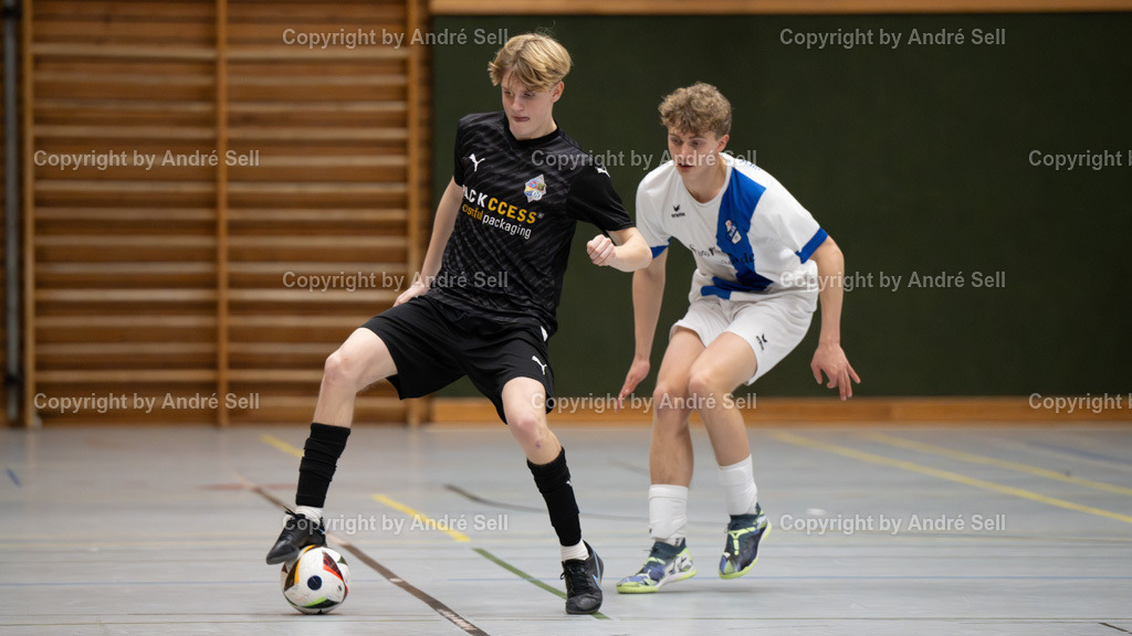 20250118_7398 | 21. A-Jugend-Turnier des VfR Neumünster um den KulturLokschuppen-Pokal 2025, Finale - Niendorfer TSV (weiss) vs. JFV A/O/B/H/H U19 (schwarz), Jago Rafii (Niendorf #11) / Tjade Motzkus (Ahlerstedt #11) - Realisiert mit Pictrs.com