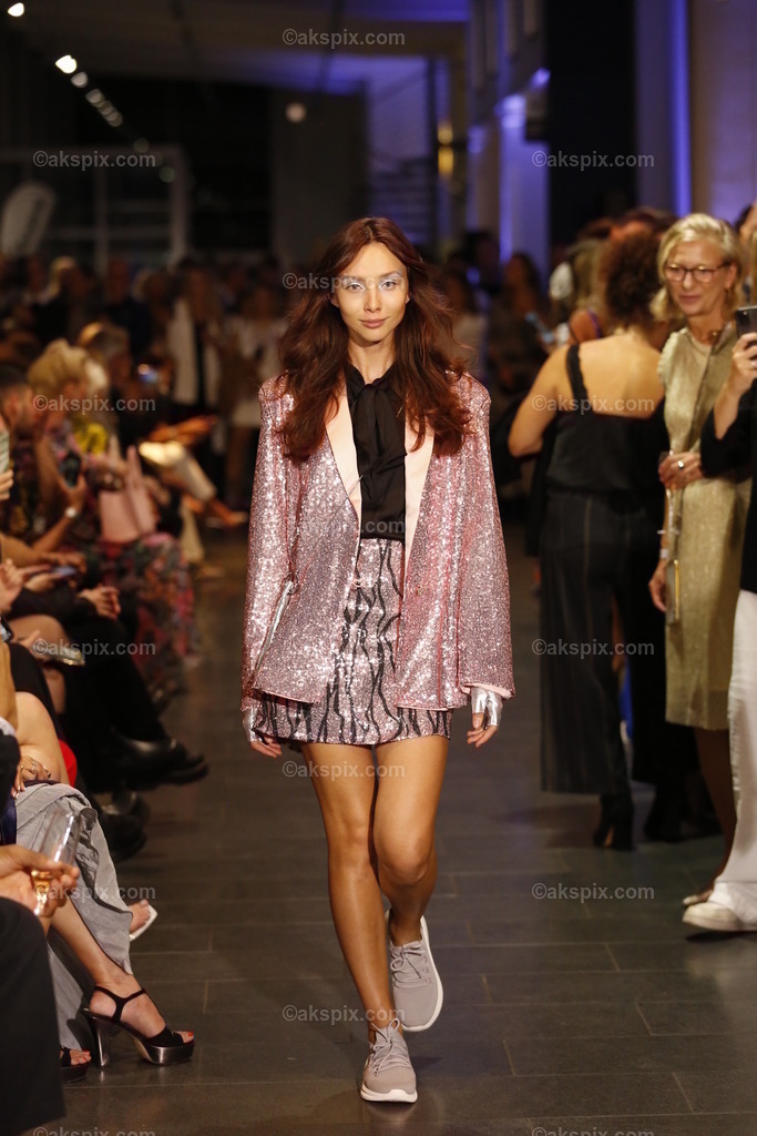 Deutschland: Fashionshow Silvermagic der brasilianischen Designerin Aline CELI während der Fashion Week Berlin | 08.09.2022, Berlin, Deutschland, Models laufen bei der Modenschau Silvermagic der brasilianischen Designerin Aline CELI während der Fashion Week Berlin im Autohaus König am 8. September 2022 in Berlin, Deutschland, über den Laufsteg.