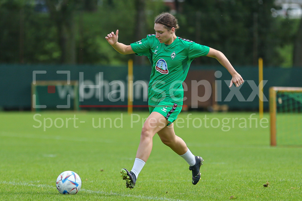 Fussball, Google Pixel Frauen-Bundesliga, Training SV Werder Bremen | v.li.: Sophie Weidauer (SV Werder Bremen, 9) Freisteller, Einzelbild, Ganzkörper, Aktion, Action, Spielszene
