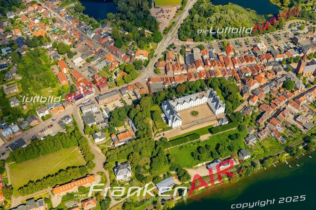 Luftbild der Stadt Plön - Das Luftbild wurde 2025 vom UL-Flugzeug heraus erstellt ( keine Drohnenaufnahme ) - Hochauflösende Luftaufnahme - für Wandbilder und großformatige Ausdrucke geeignet. Das besondere Geschenk!Hier alle&nbsp;Infos zur Lizenzierung der LuftaufnahmeWir fliegen auch dieses Jahr wieder in Ihre Region um Luftbilder zu erstellen.- Luftbild anfragen
